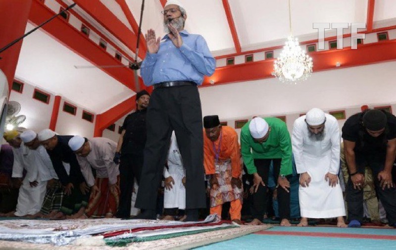 Video Dr Zakir Naik Mengimamkan Solat Maghrib Di Masjid Cina Krubong Melaka The Third Force