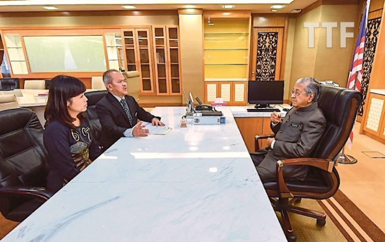 Mahathir masuk pejabat Menteri Pendidikan buat pertama ...